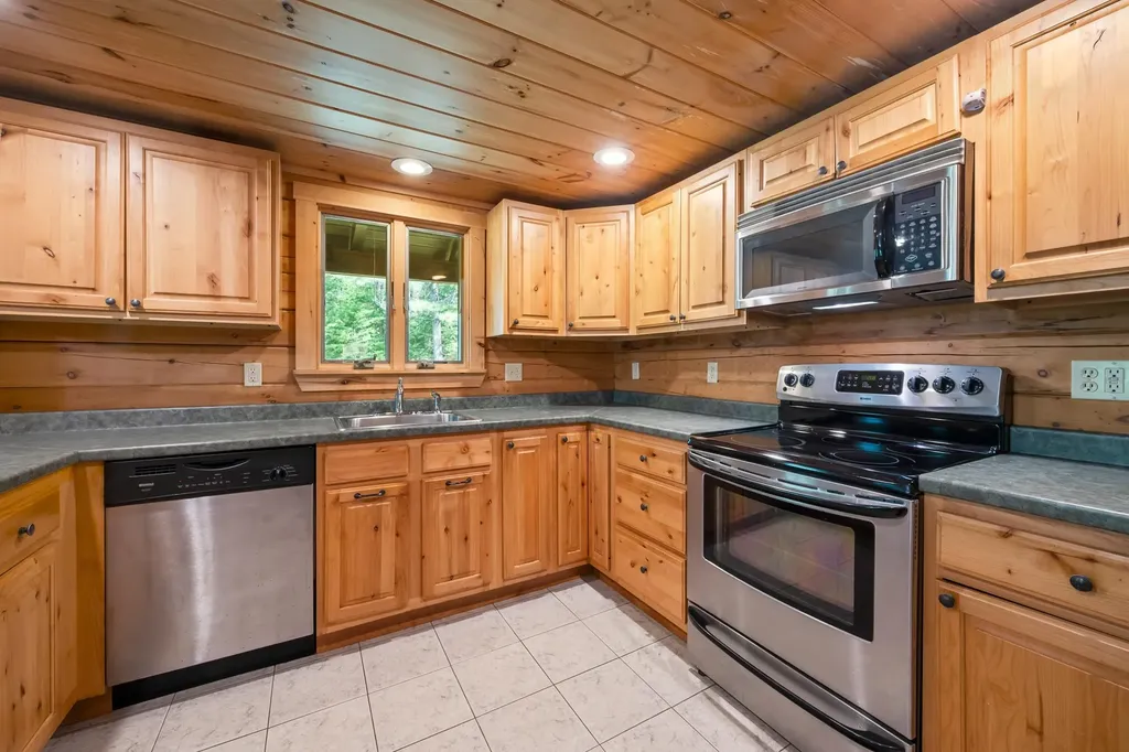 81 Pine Valley Road Bethlehem NH 03574