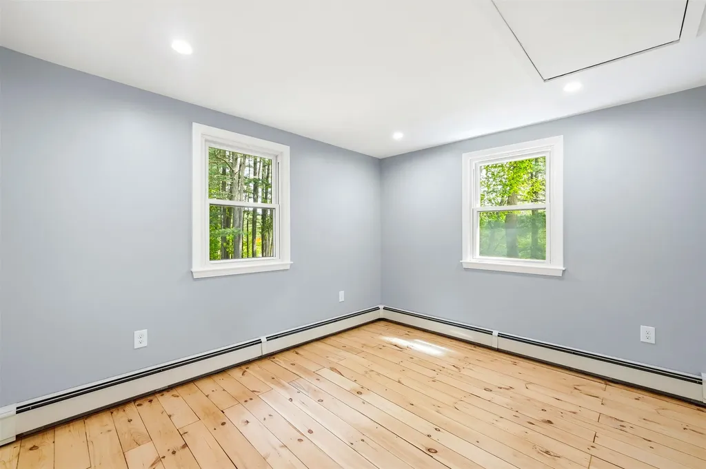 27 Gilcreast Road Londonderry NH 03053