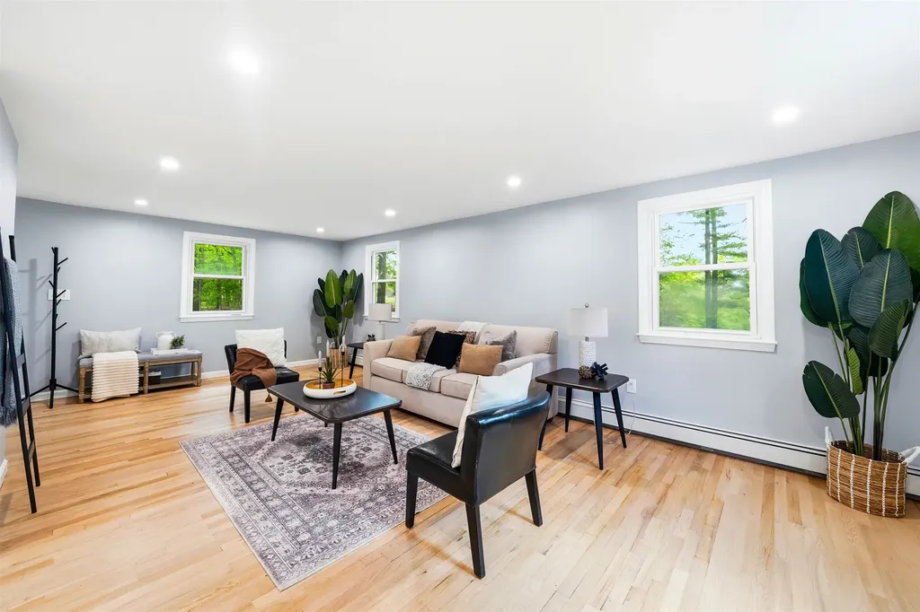 27 Gilcreast Road Londonderry NH 03053