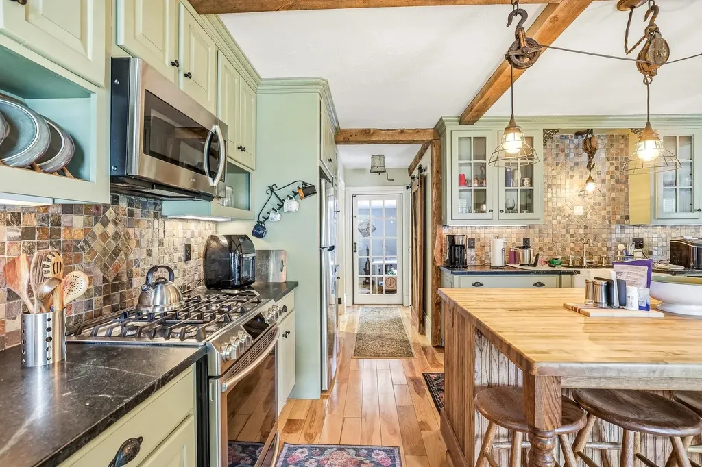 1 Old Manchester Road Raymond NH 03077