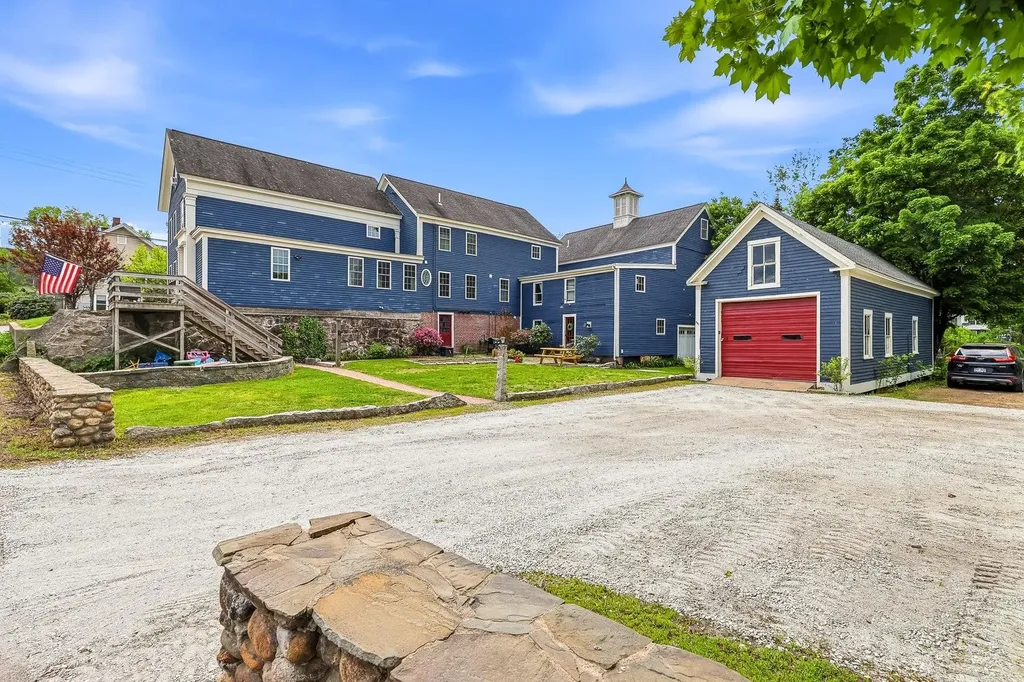 1 Old Manchester Road Raymond NH 03077