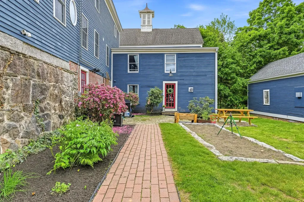 1 Old Manchester Road Raymond NH 03077
