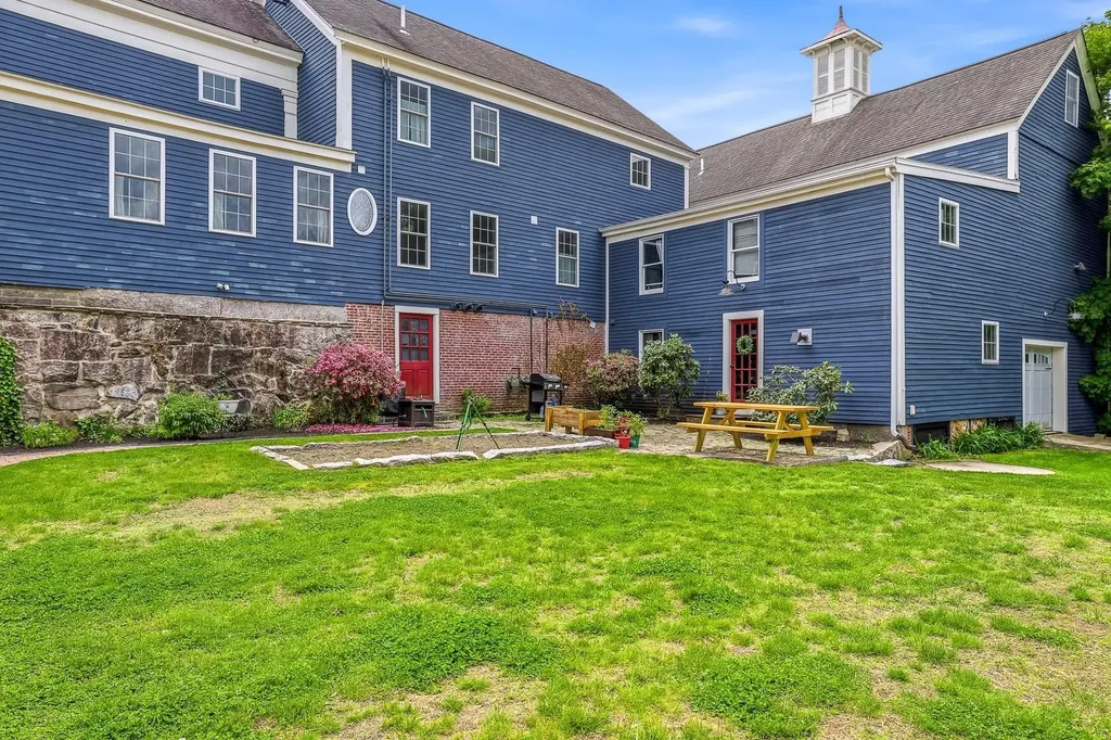 1 Old Manchester Road Raymond NH 03077