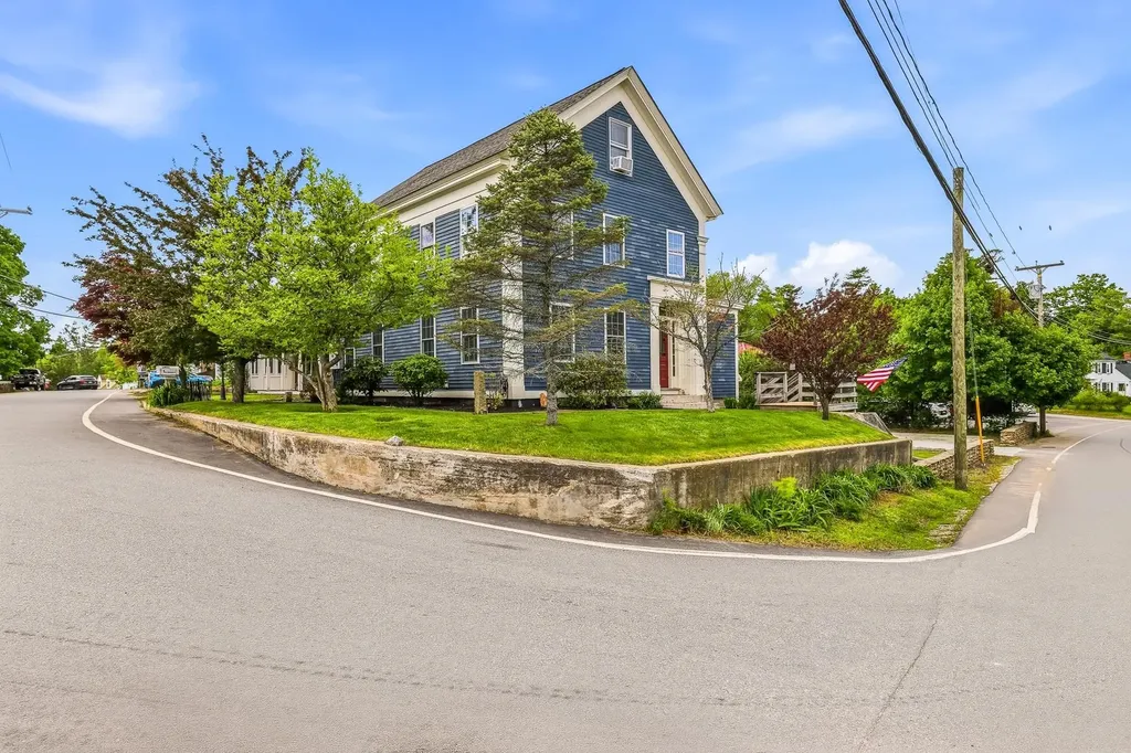 1 Old Manchester Road Raymond NH 03077