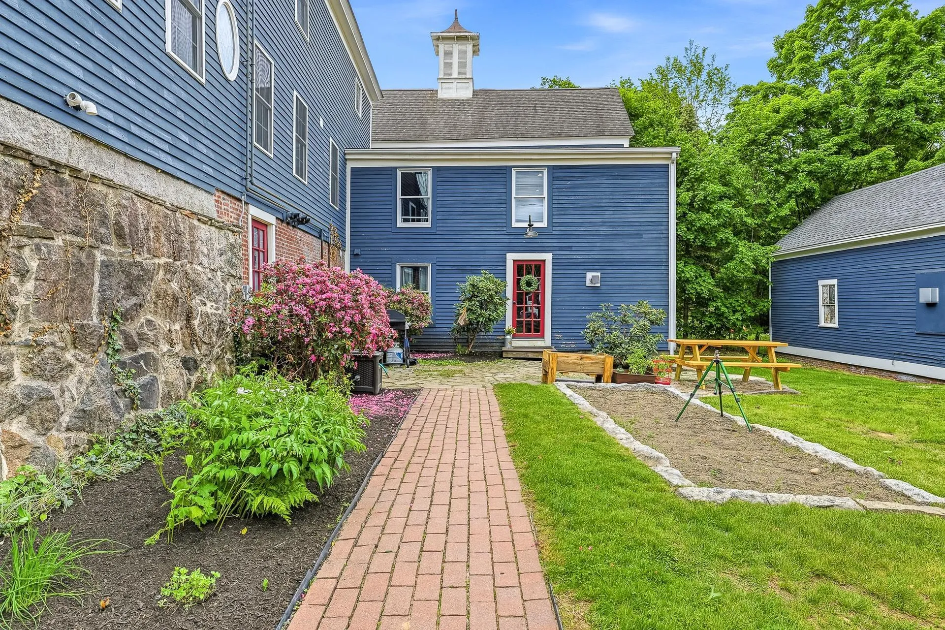 1 Old Manchester Road Raymond NH 03077