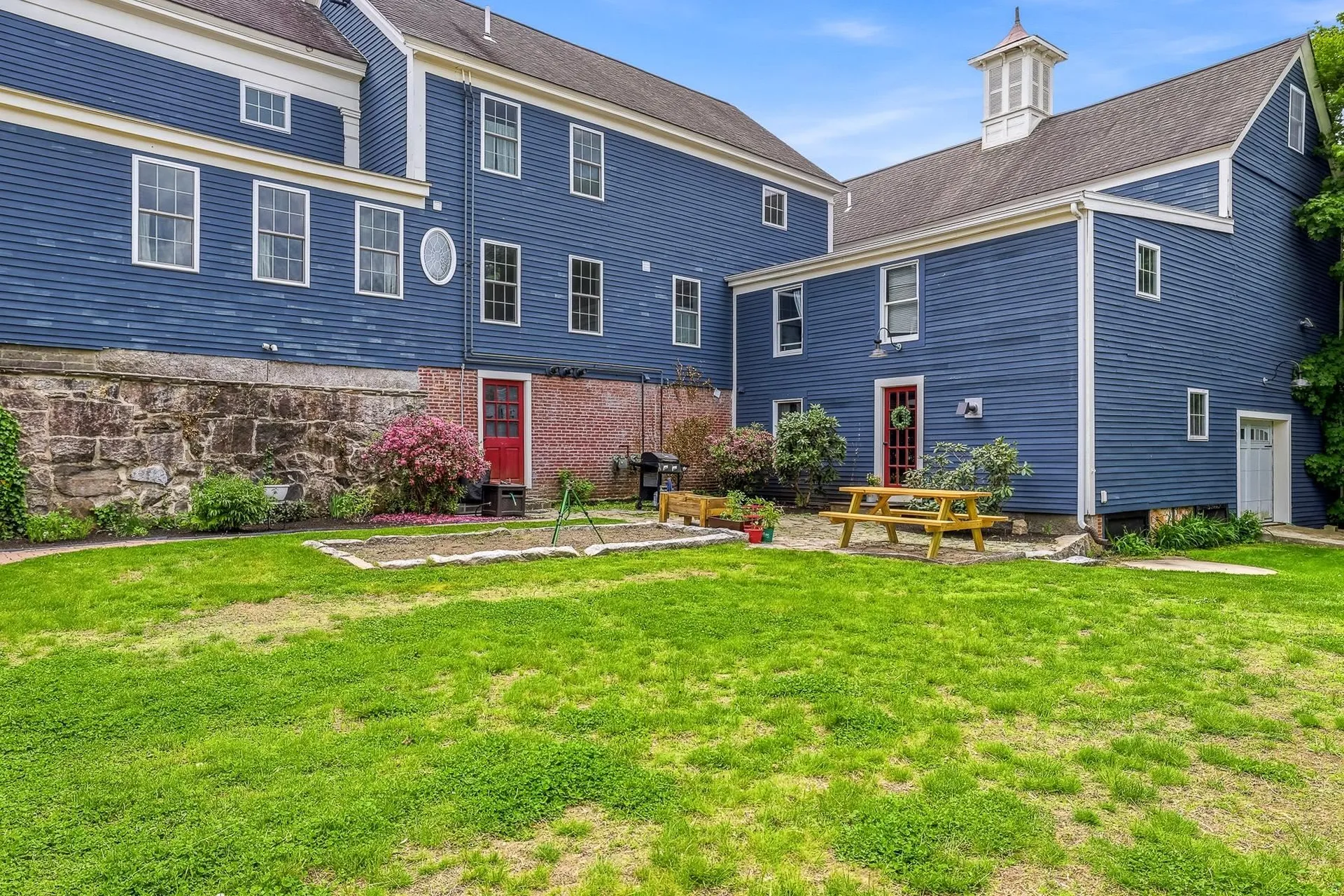 1 Old Manchester Road Raymond NH 03077