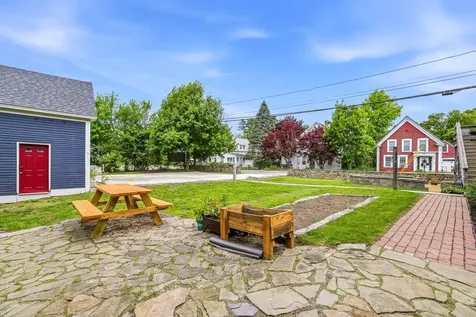 1 Old Manchester Road Raymond NH 03077