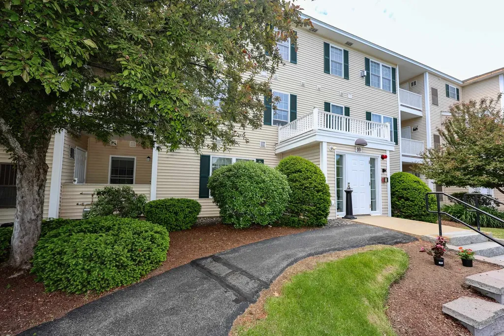 10 Vista Ridge Drive Londonderry NH 03053
