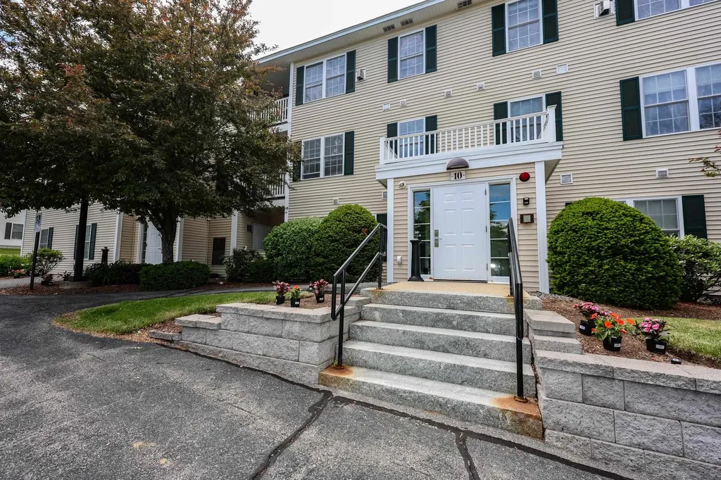 10 Vista Ridge Drive Londonderry NH 03053