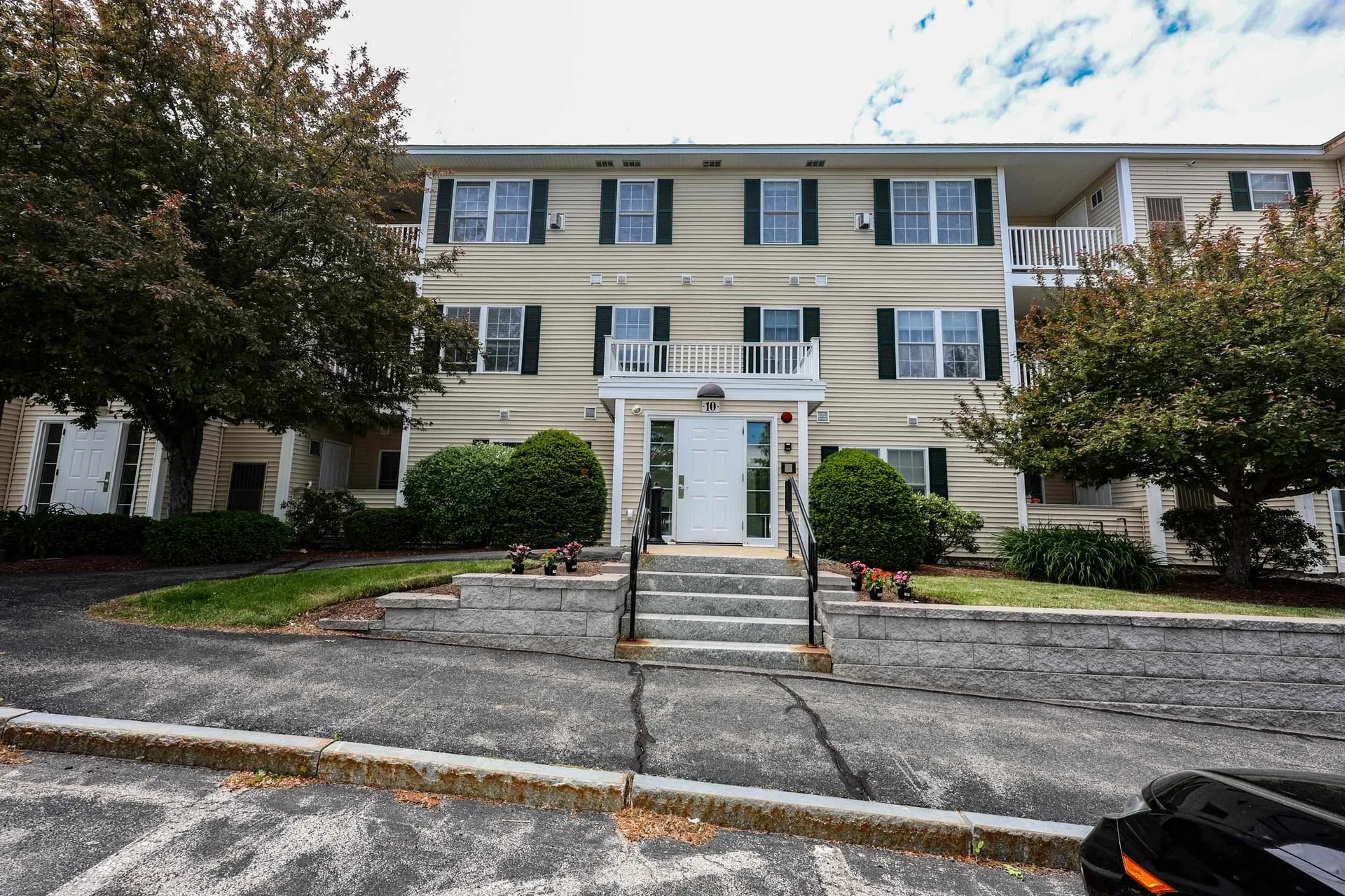 10 Vista Ridge Drive Londonderry NH 03053