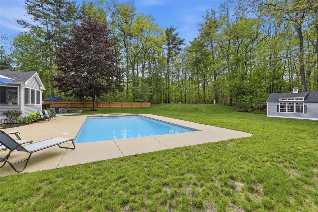 14 Forest Drive Auburn NH 03032