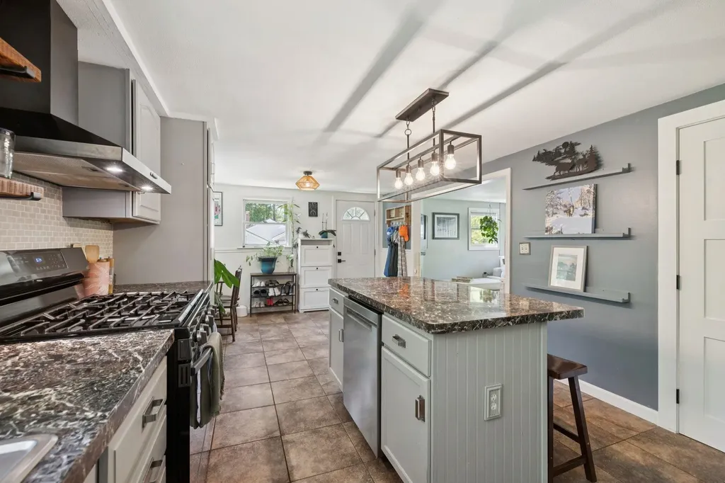 27 Langs Lane Newmarket NH 03857