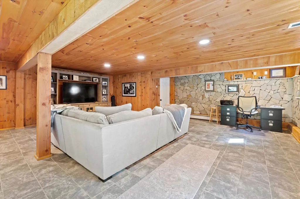16 Hampshire Drive Gilford NH 03249
