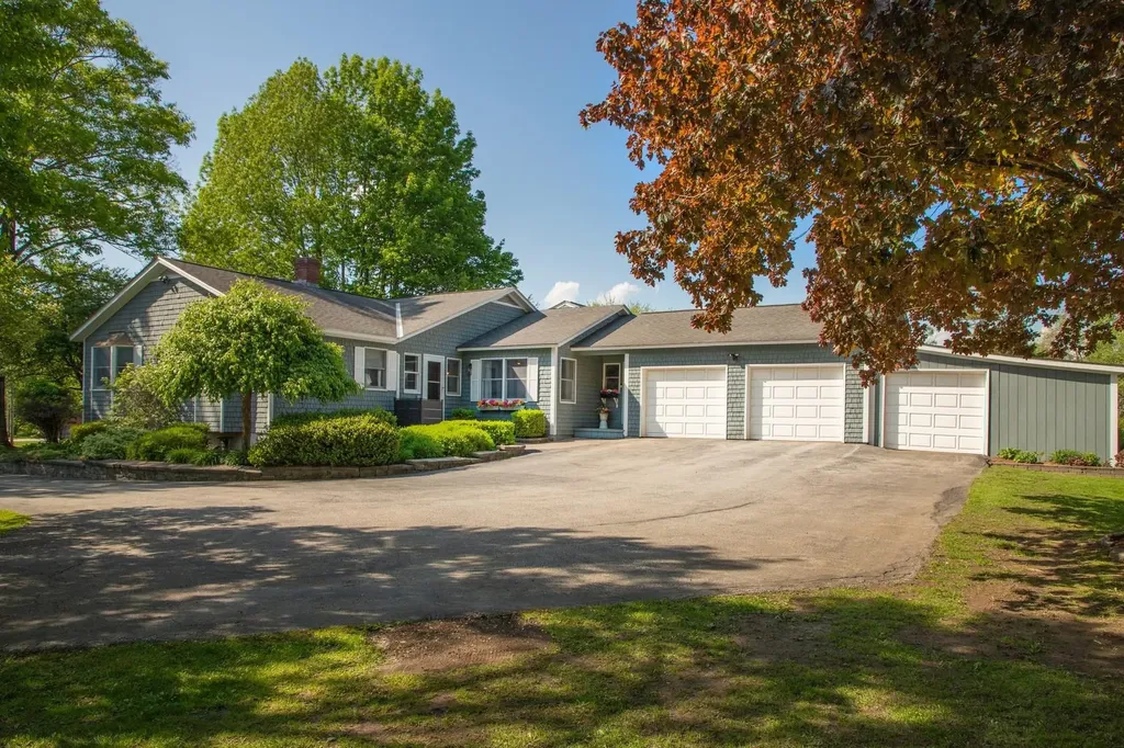 742 Rte 7b-central Clarendon VT 05759