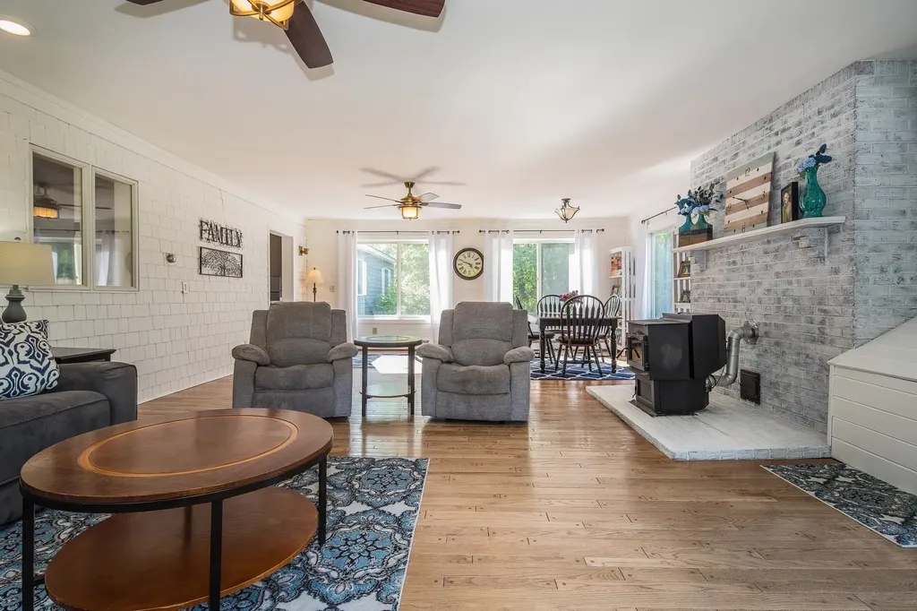 742 Rte 7b-central Clarendon VT 05759