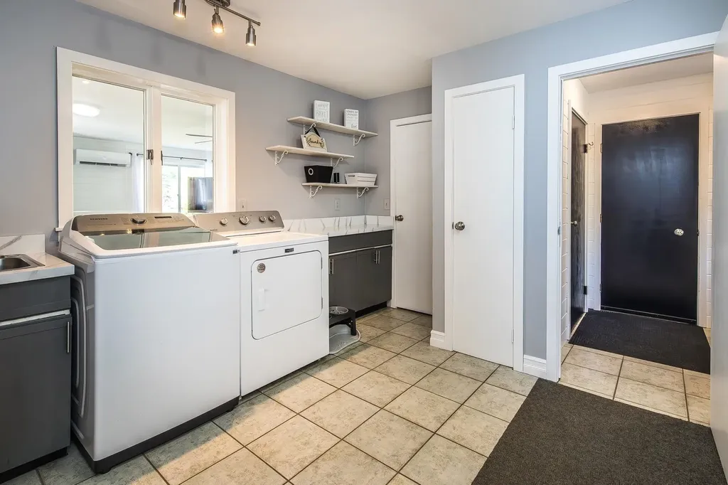 742 Rte 7b-central Clarendon VT 05759