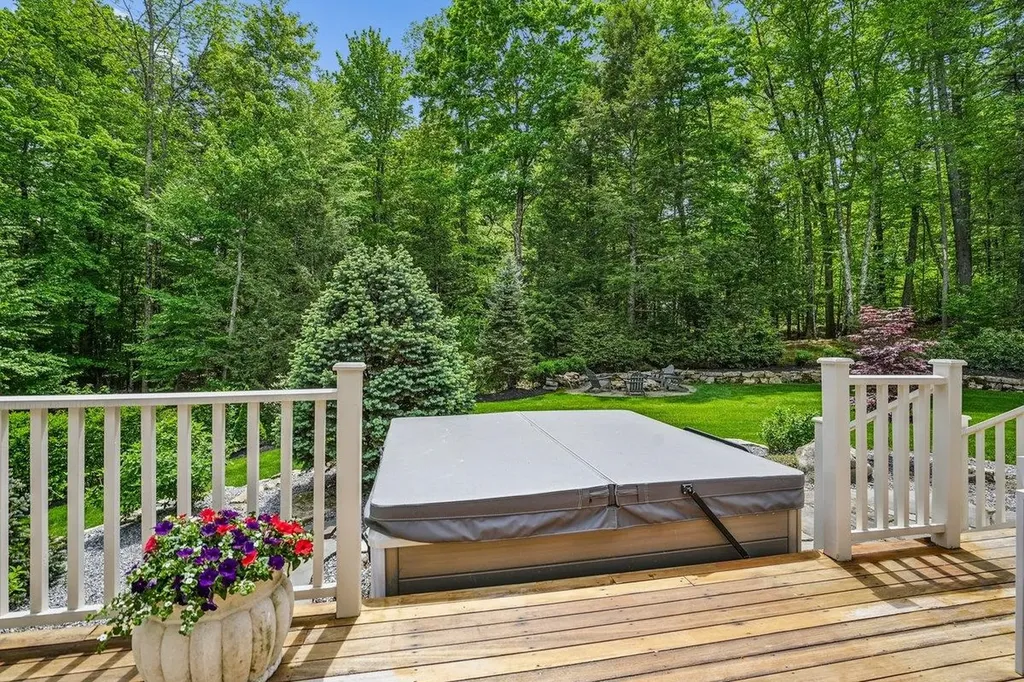 14 Aspen Lane Bedford NH 03110