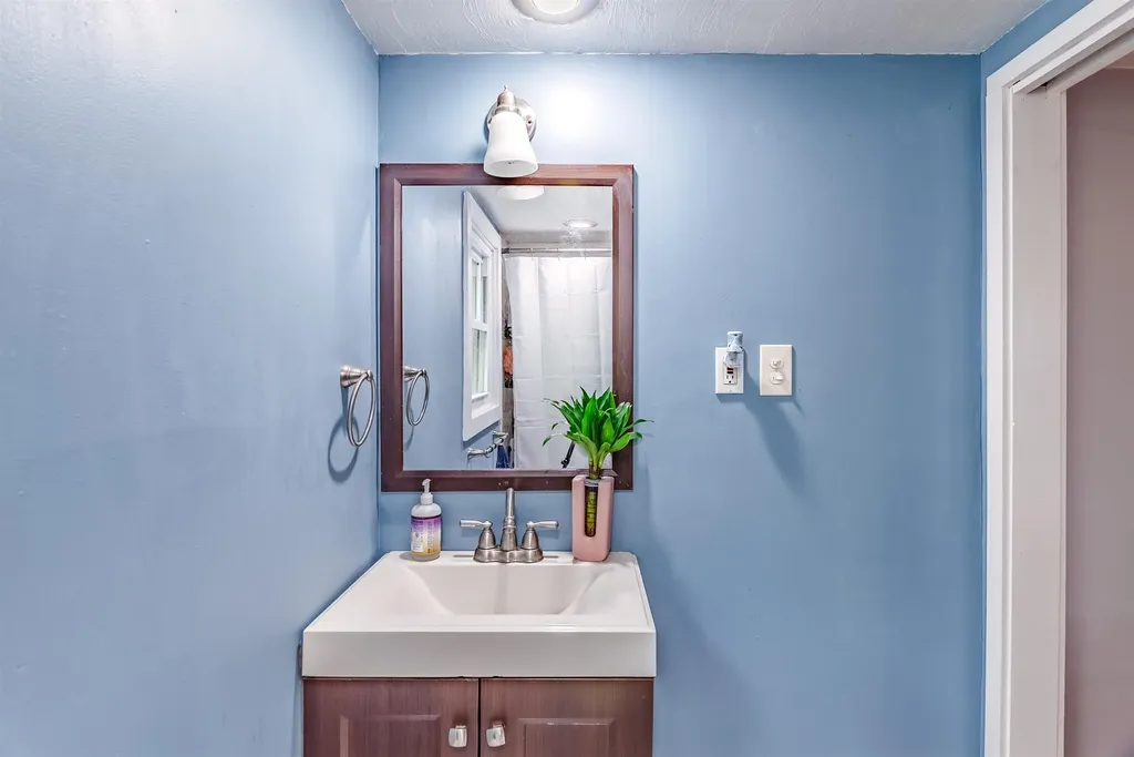 21 Hoadley Road Belmont NH 03220