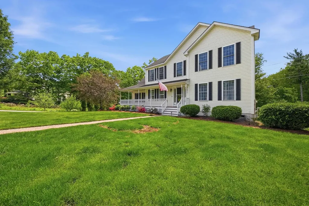 13 Stirling Avenue Hooksett NH 03106
