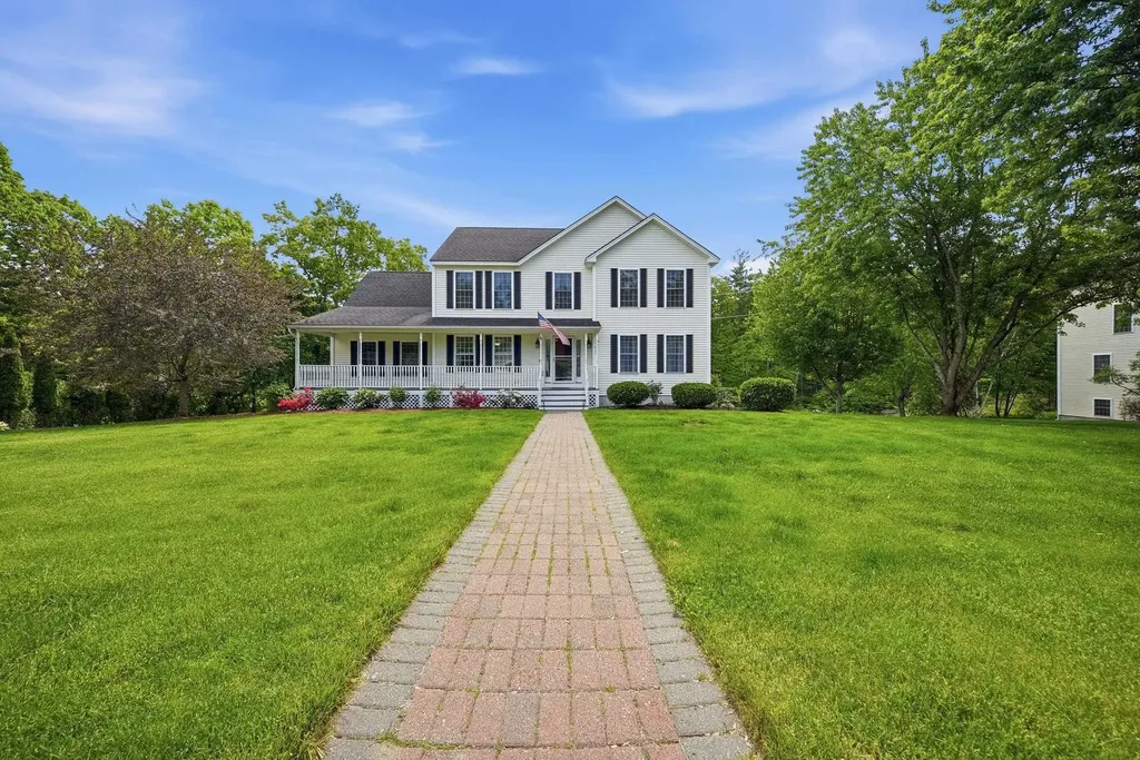 13 Stirling Avenue Hooksett NH 03106