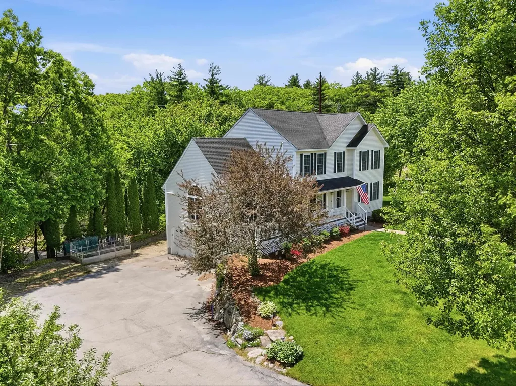 13 Stirling Avenue Hooksett NH 03106