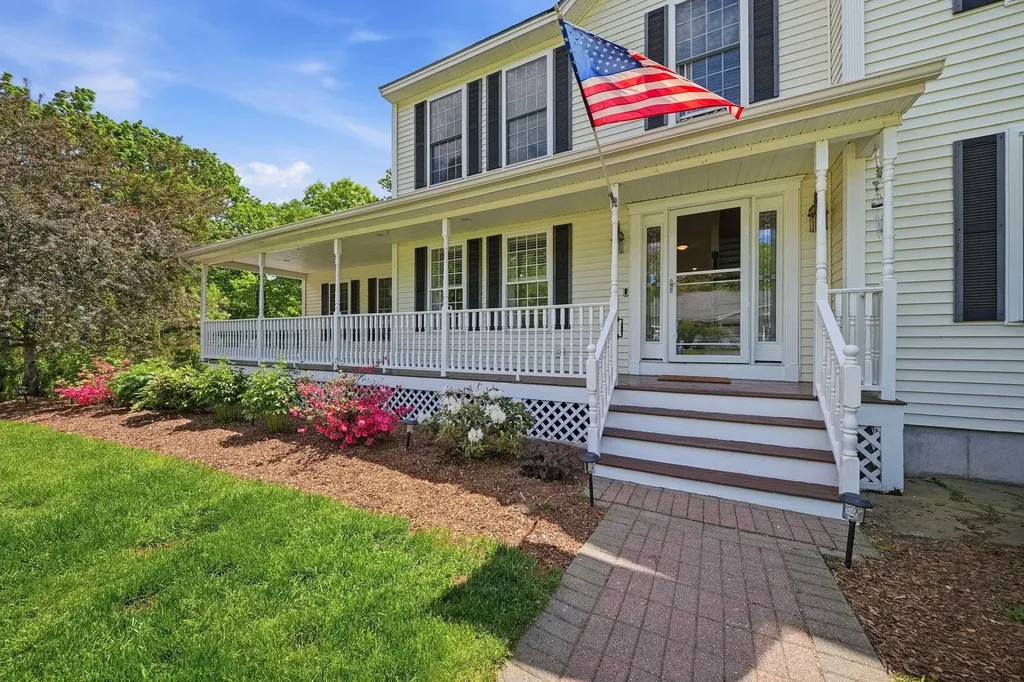 13 Stirling Avenue Hooksett NH 03106