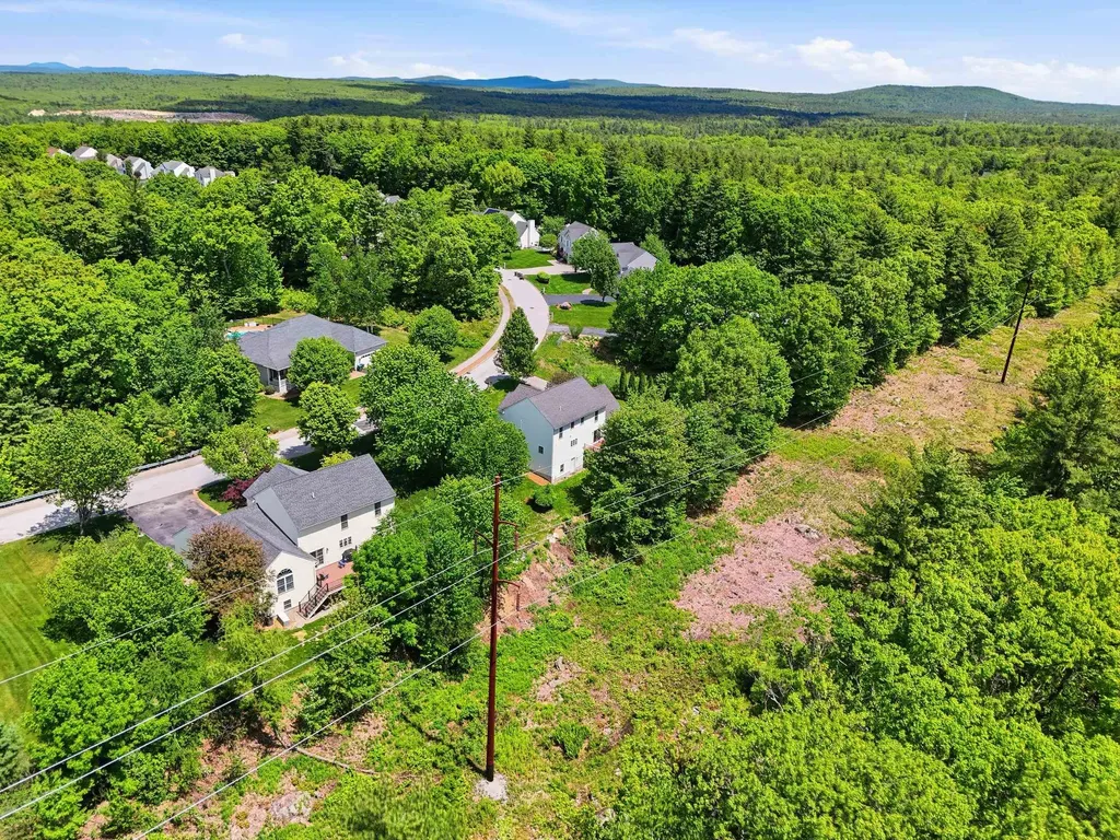 13 Stirling Avenue Hooksett NH 03106