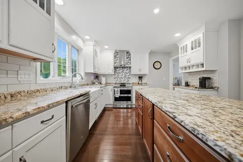 13 Stirling Avenue Hooksett NH 03106