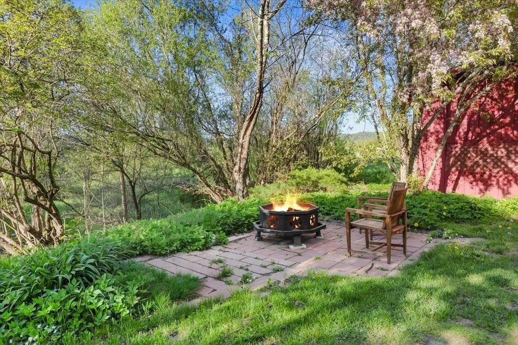 61 Braeburn Lane Barnet VT 05821