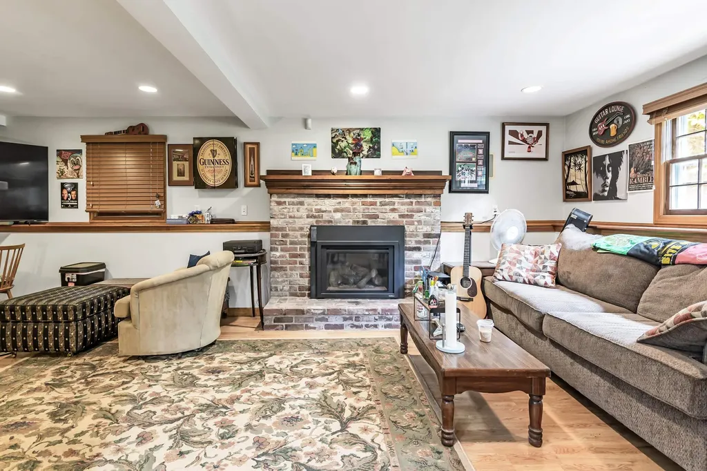6 Currier Drive Londonderry NH 03053