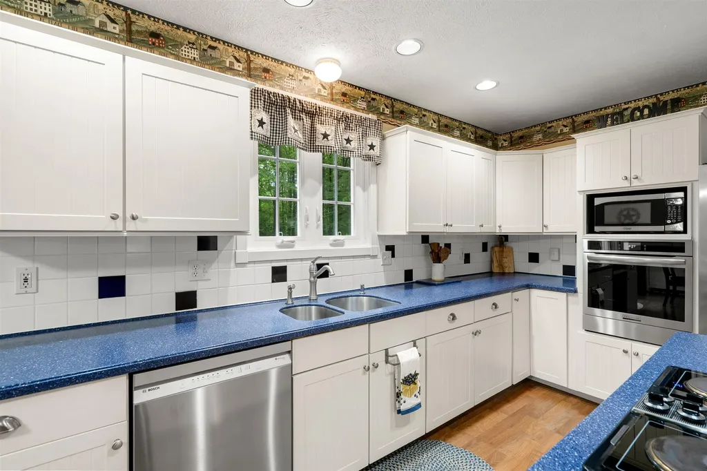 44 Brickyard Drive Litchfield NH 03052
