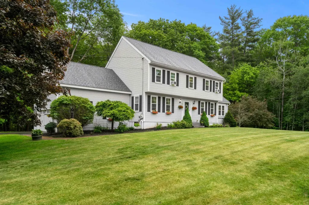 44 Brickyard Drive Litchfield NH 03052