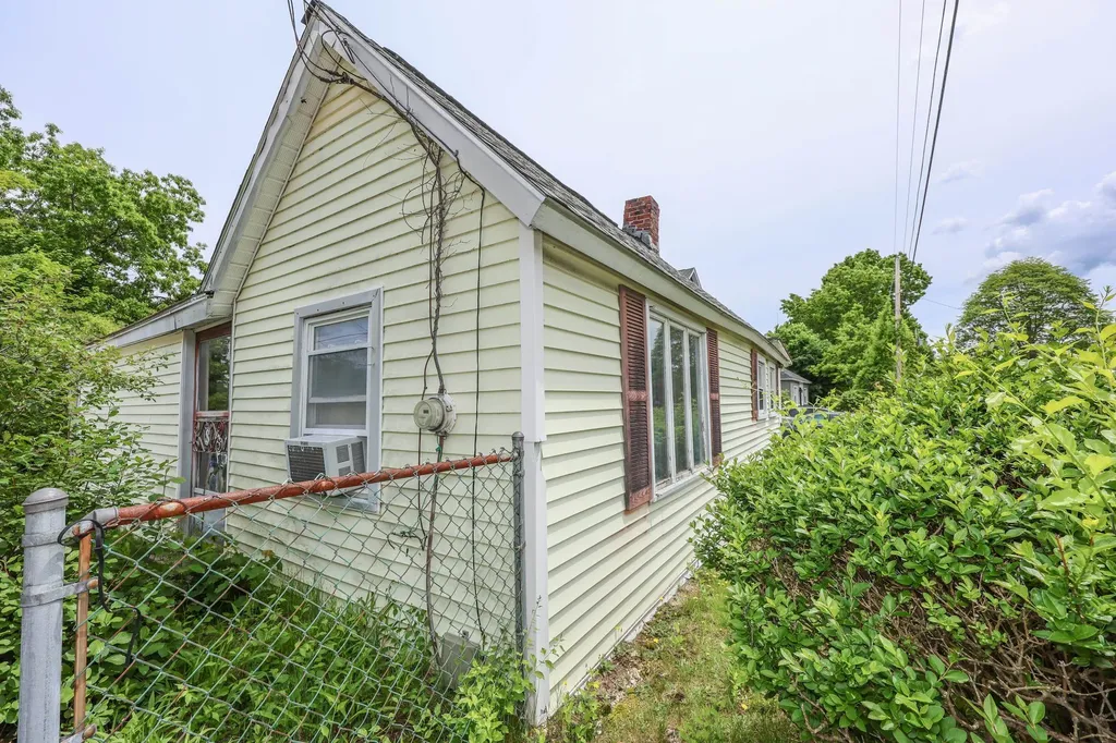 186 Peabody Avenue Manchester NH 03109
