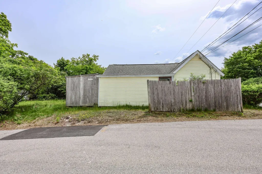 186 Peabody Avenue Manchester NH 03109