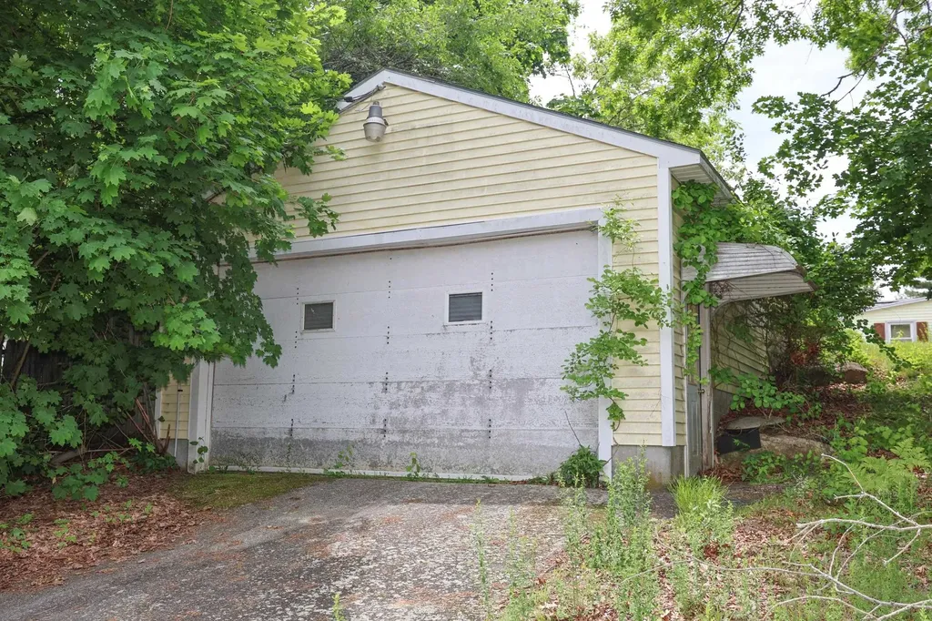 186 Peabody Avenue Manchester NH 03109