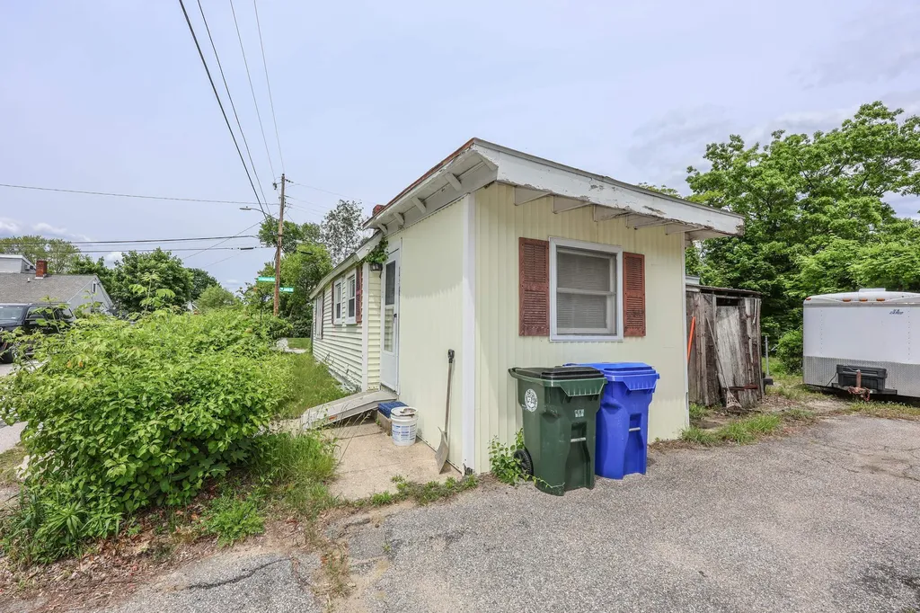 186 Peabody Avenue Manchester NH 03109