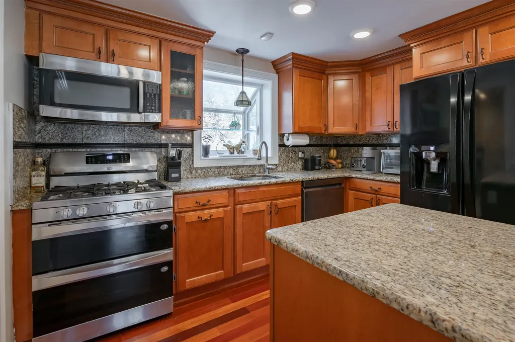 8 Ferncroft Drive Nashua NH 03063