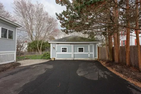 749 Maple Street Manchester NH 03104