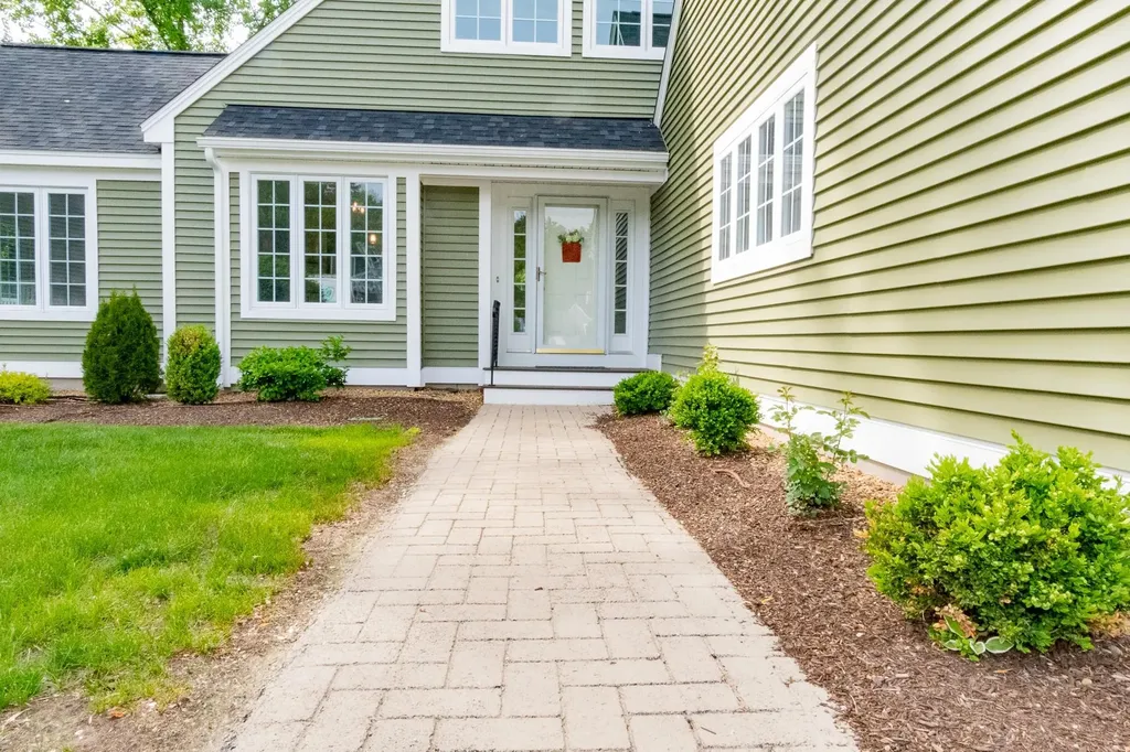 152 Straw Hill Road Manchester NH 03104