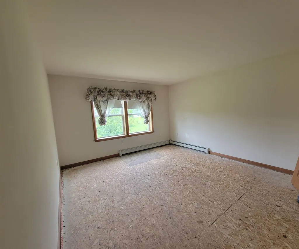 42 Chester Road Raymond NH 03077