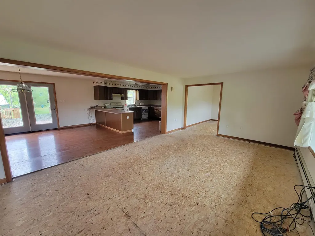 42 Chester Road Raymond NH 03077