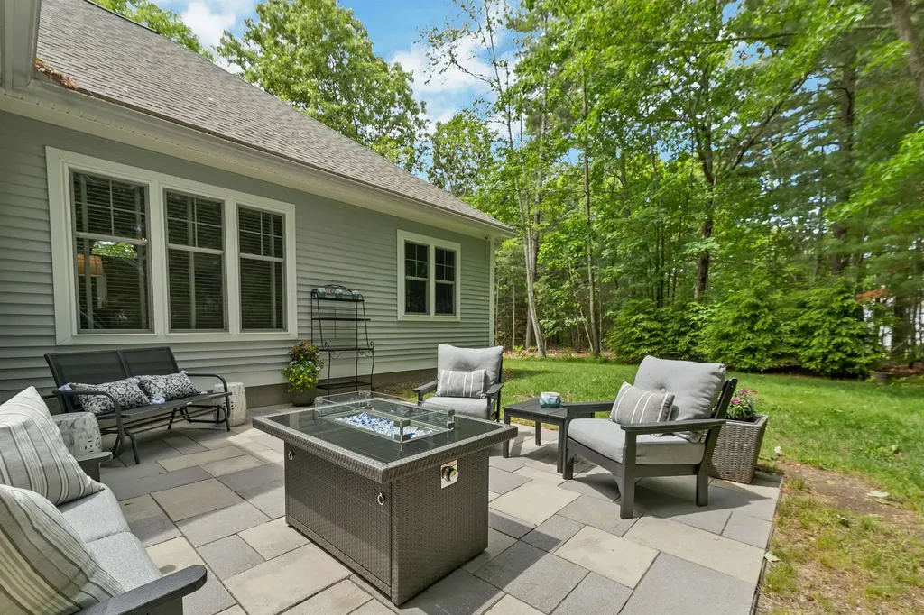 27 Sandpiper Lane Merrimack NH 03054