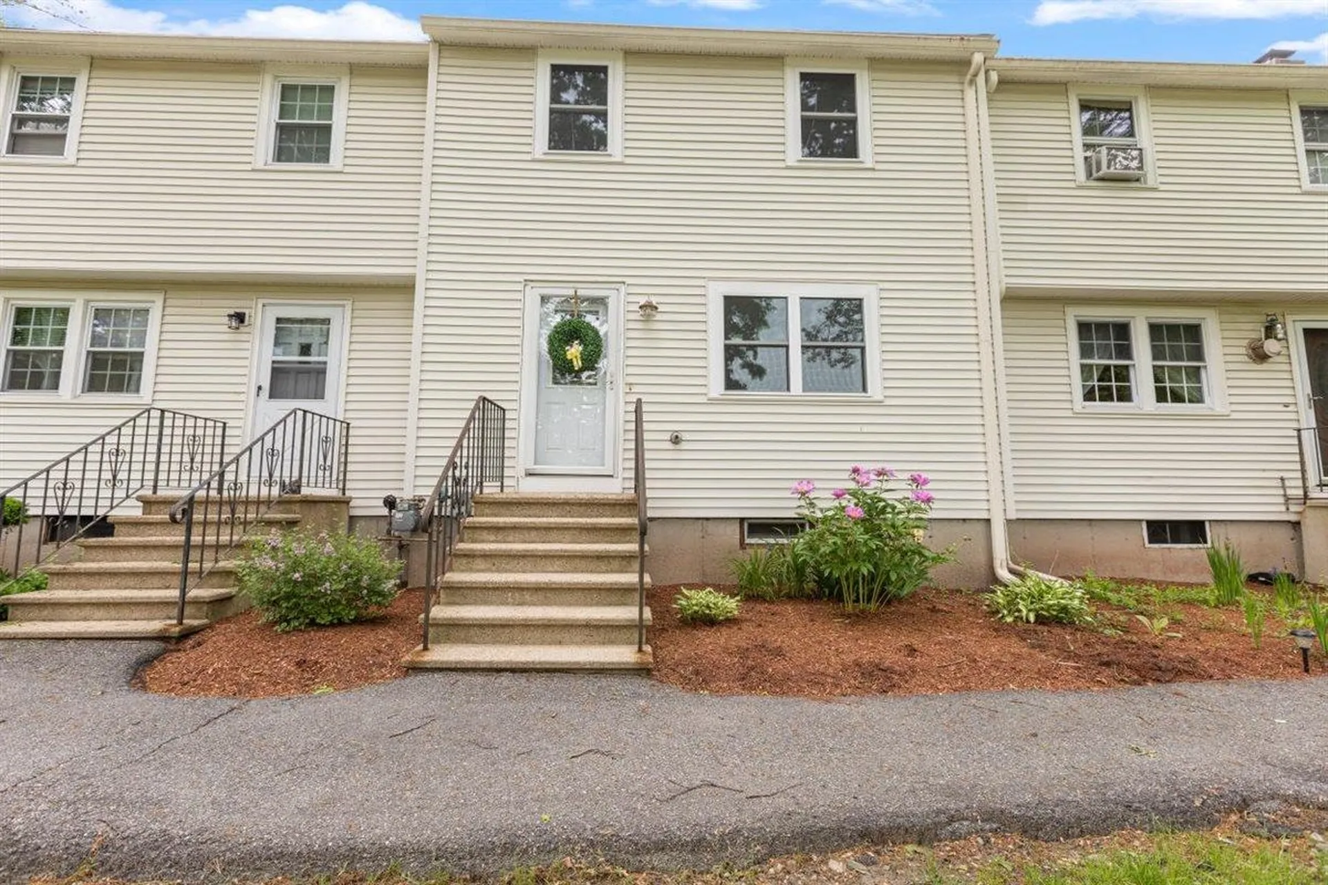 29 Olde Country Village Road Londonderry NH 03053