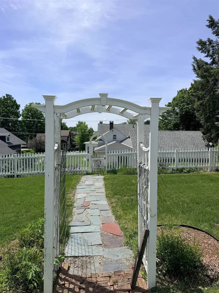 12 Mountain Street Bristol VT 05443