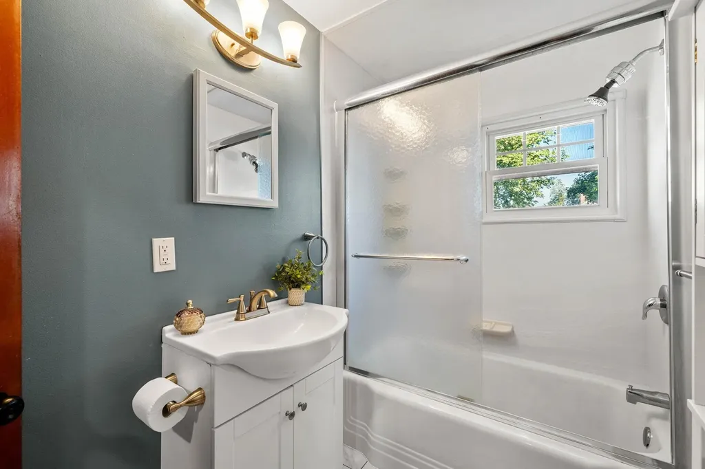 39 Lovewell Street Nashua NH 03060