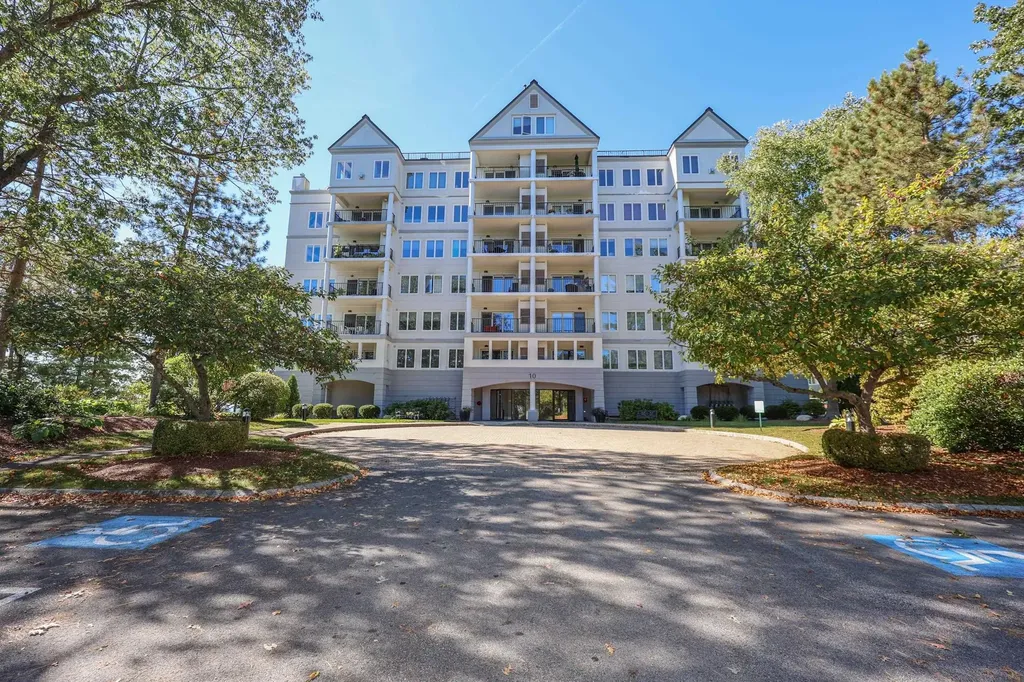 10 Mountain Laurels Drive Nashua NH 03062