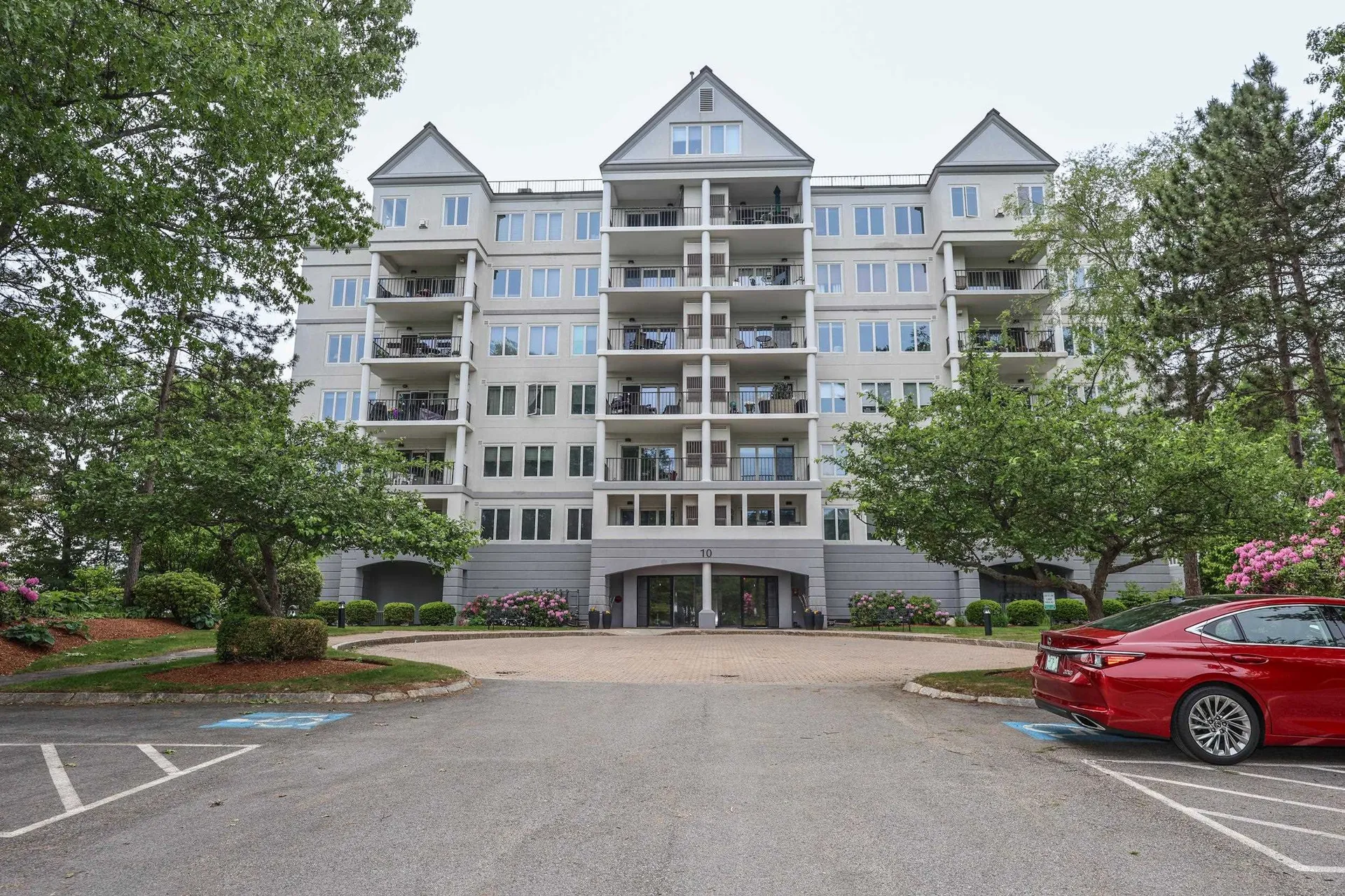 10 Mountain Laurels Drive Nashua NH 03062