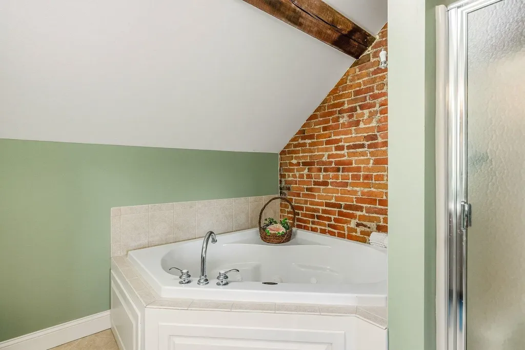 6 Bay Road Newmarket NH 03857