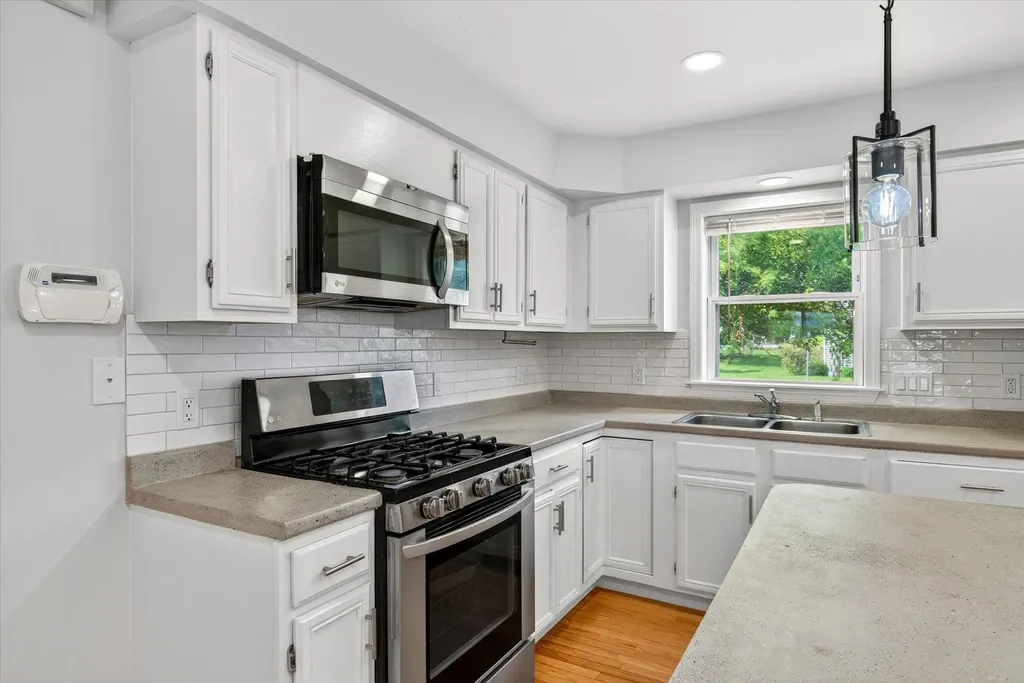 33 Acorn Street Hartford VT 05001