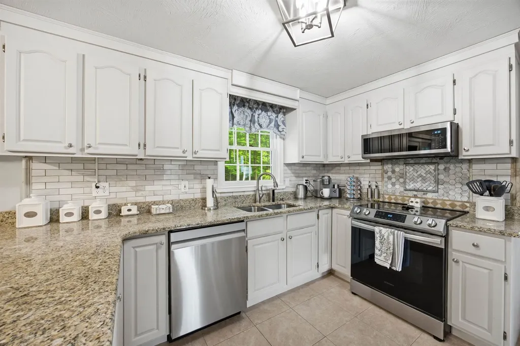 3 Faye Lane Londonderry NH 03053